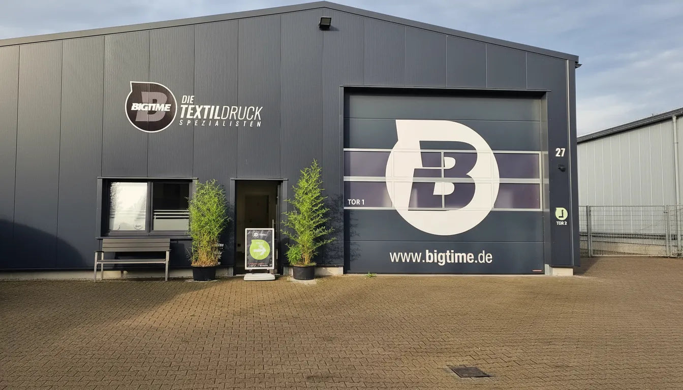 BIGTIME Firmensitz und Produktionshalle Frontansicht mit Logo und Eingangsbereich