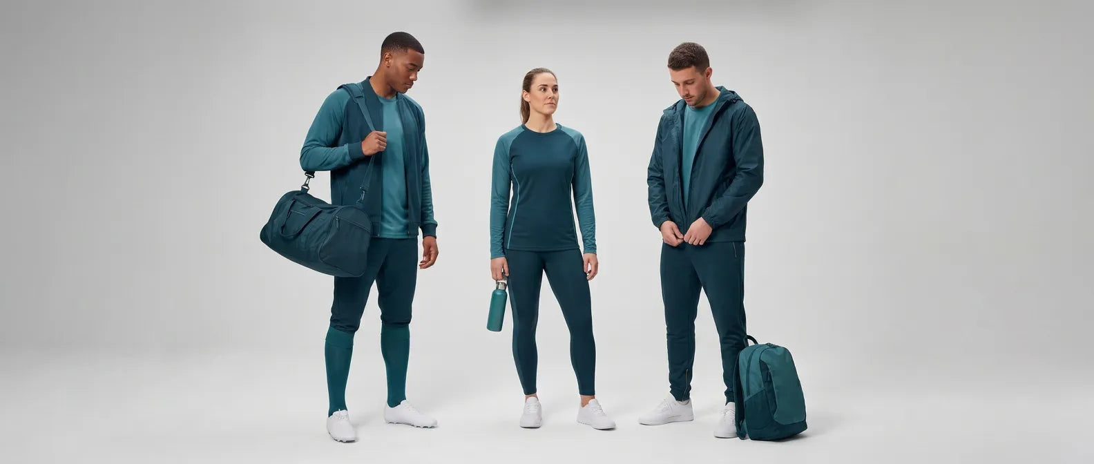 Drei Personen mit Sporttasche und Trainingsjacke im Studio – Ergänzungsprodukte für dein Team