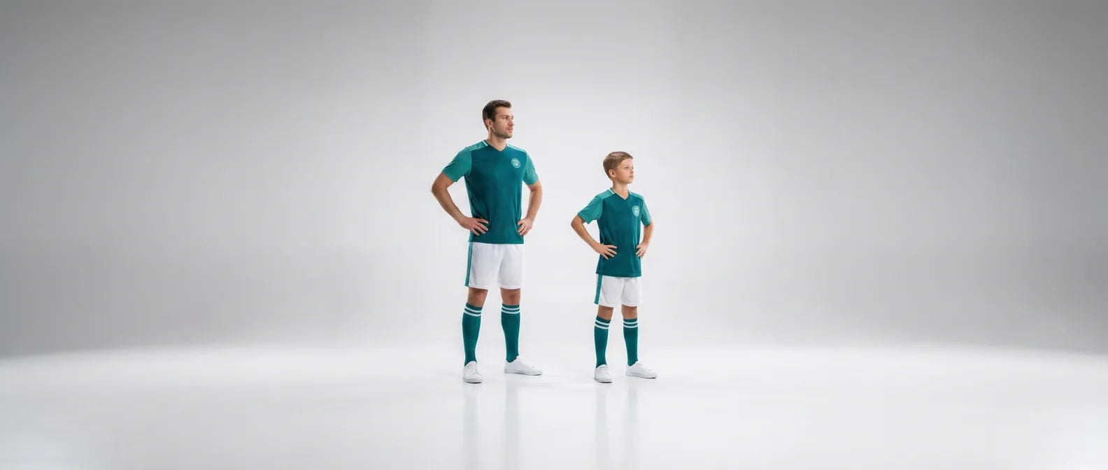 Erwachsener und Kind im gleichen Teal-Teamkit – alle Größen von 116 bis 4XL