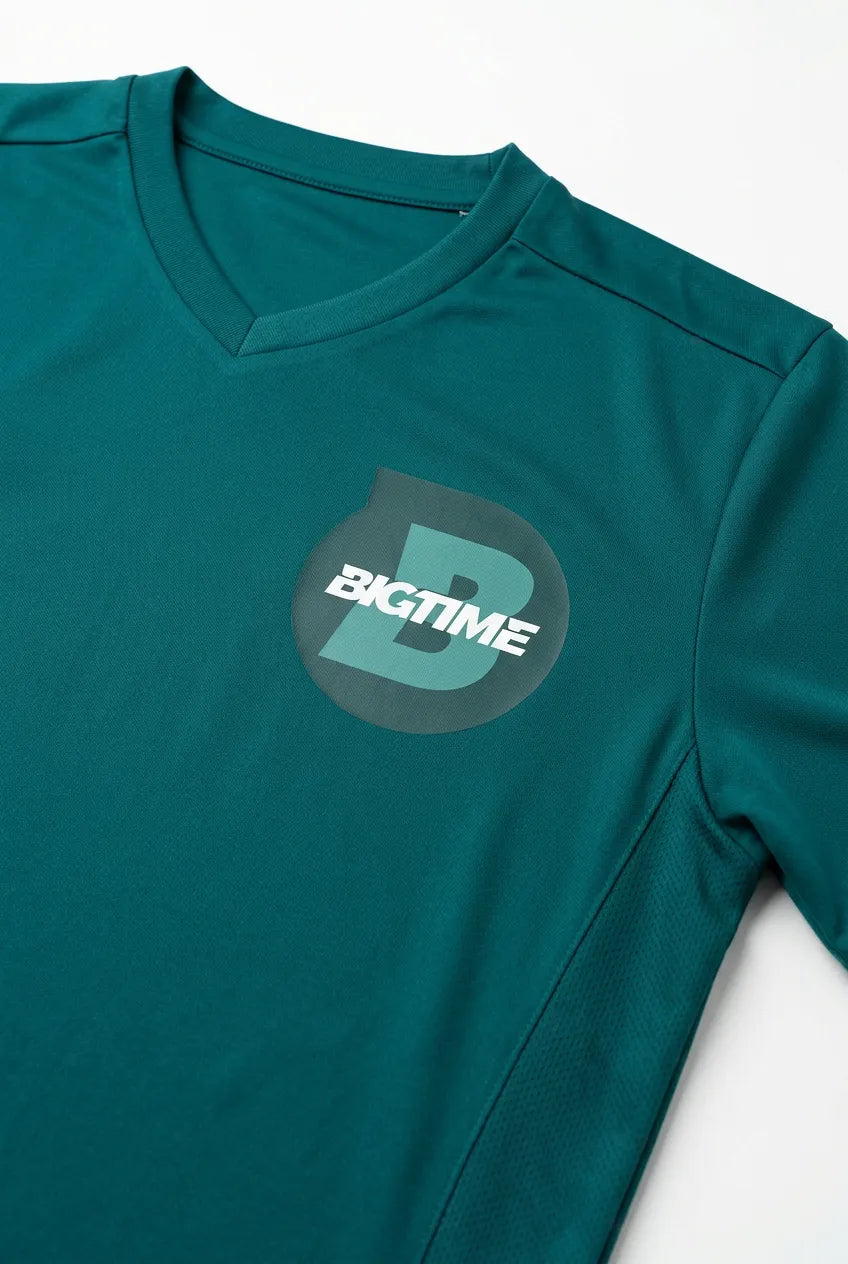 Teal Trikot mit Vereinslogo auf der Brust – Veredelungsbeispiel Wappenplatzierung