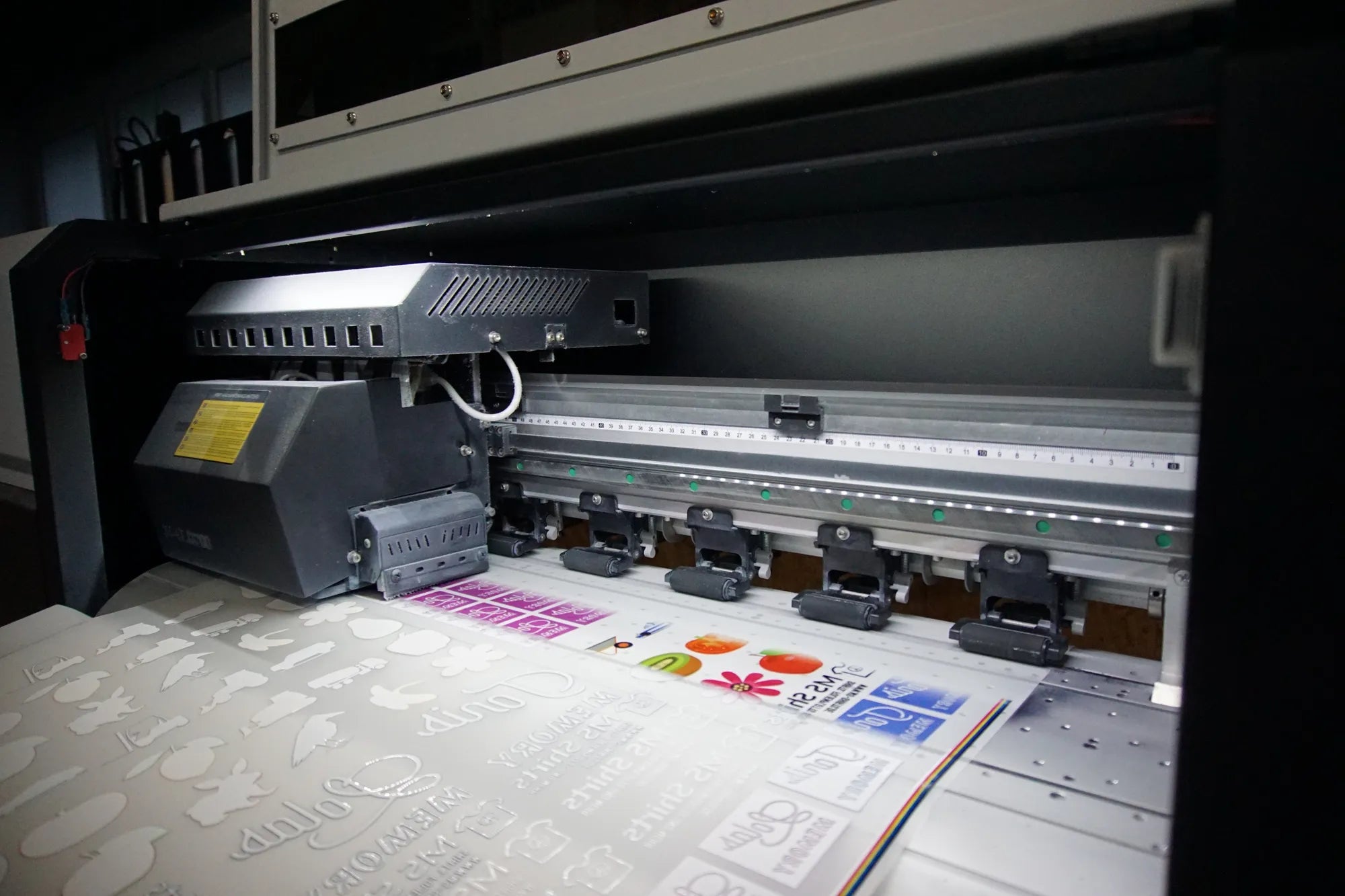 DTF-Drucker bei BIGTIME im Produktionsprozess mit bunten Transfermotiven