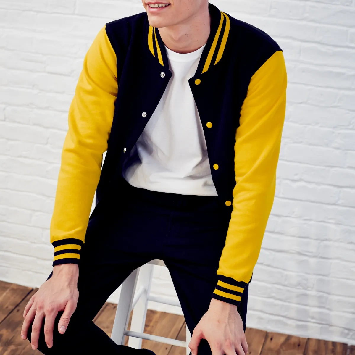 BIGTIME Wenzel´s Barber Shop - Unisex Varsity College Jacke schwarz Rücken #farbe_jet-black-sun-yellow