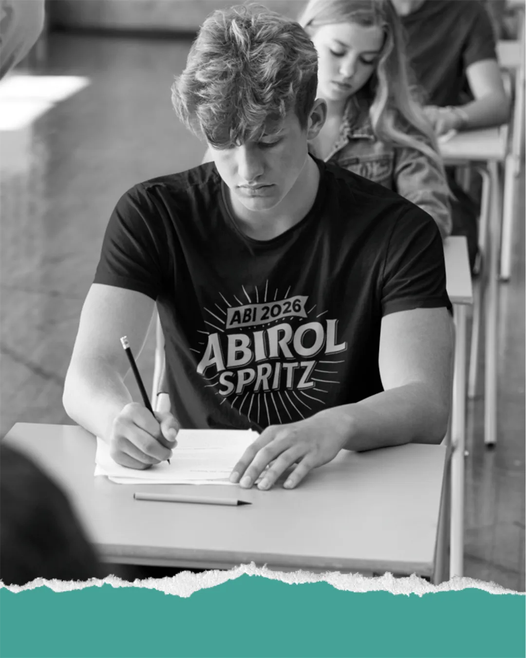 Schüler im Prüfungsraum in individuell bedrucktem BIGTIME Abi-Shirt
