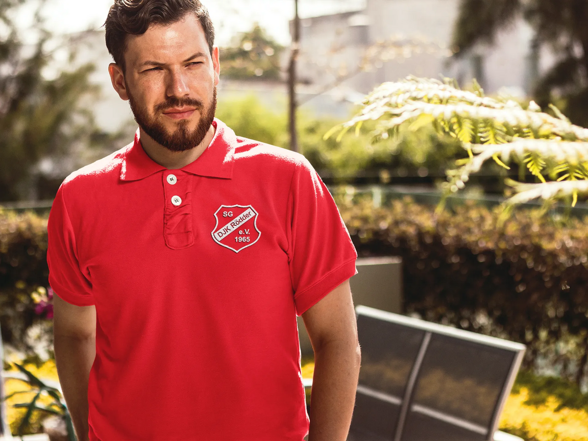 BIGTIME DJK RÖDDER - Poloshirt, Herren inkl. Vereinslogo rot Front #farbe_rot