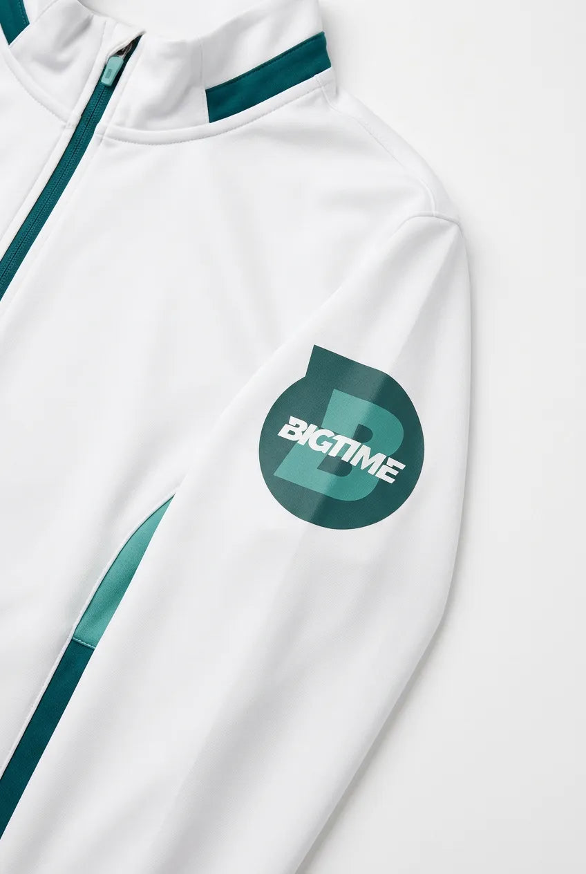 Weiße Trainingsjacke mit Sponsorenlogo auf dem Ärmel – Logoposition für Partner