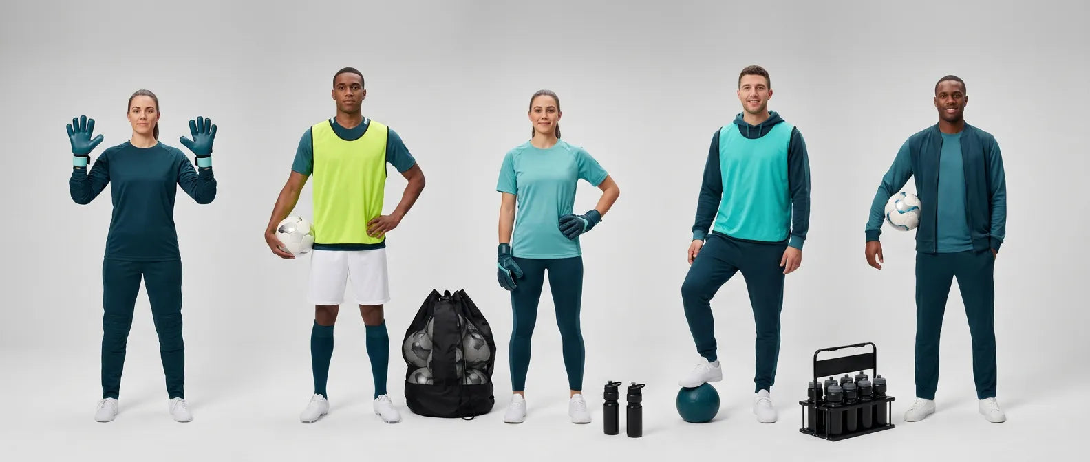 Sportler mit Torwarthandschuhen, Leibchen, Ballsack, Flaschenhalter und Trinkflaschen
