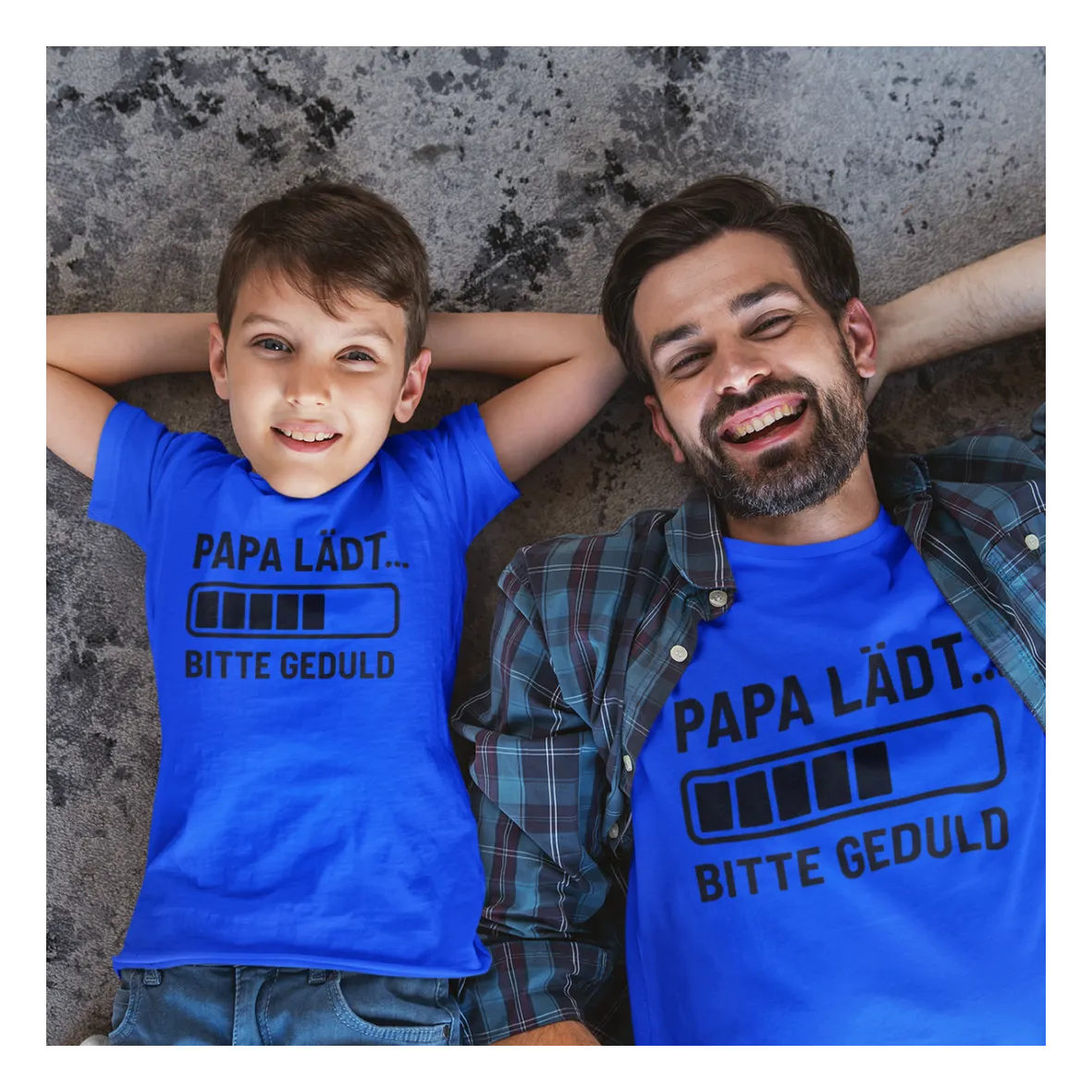 BIGTIME Vatertag Papa lädt T-Shirt Kinder Royalblau Front #farbe_royalblau