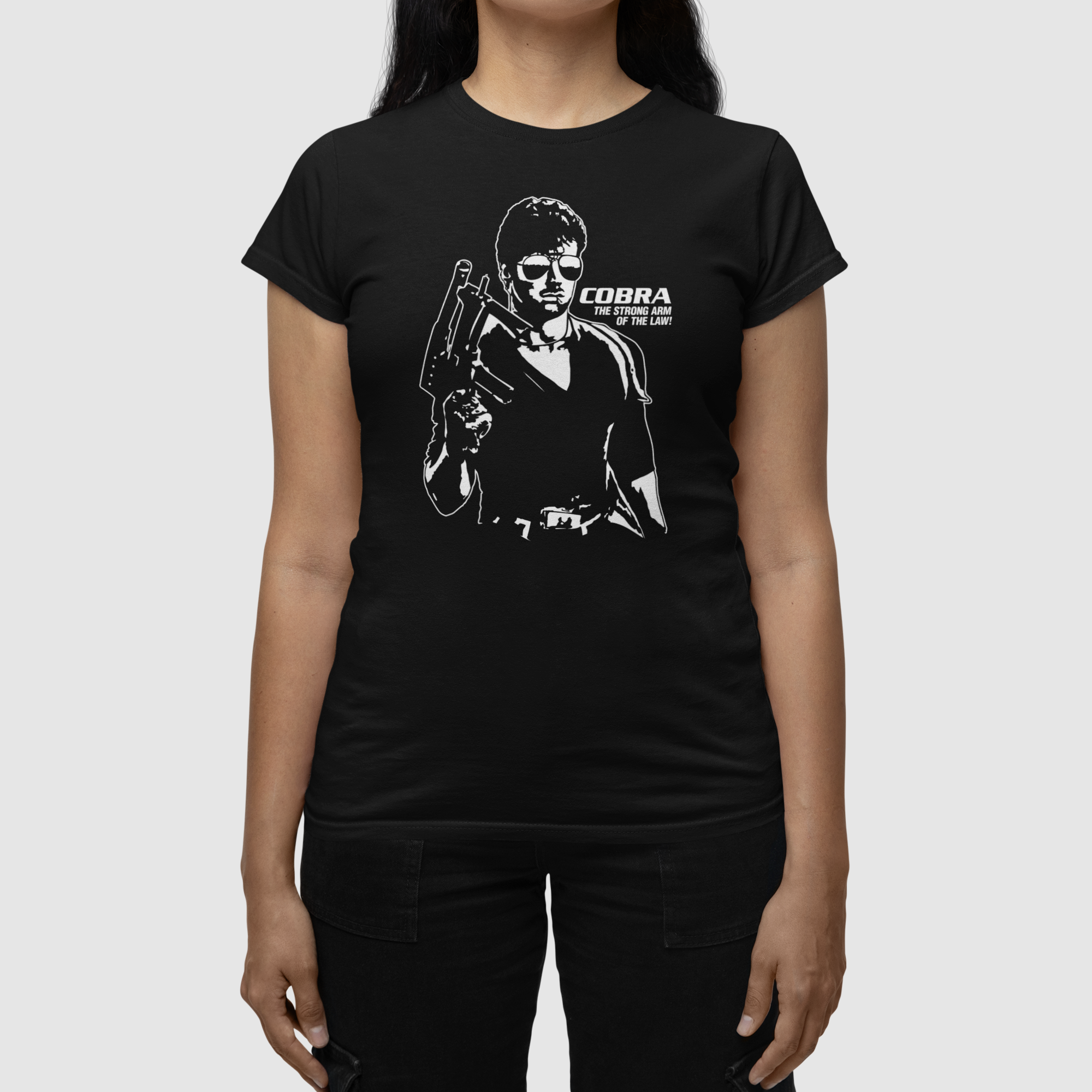 https://bigtime.de/media/4d/56/cb/1699618935/gildan-round-neck-tee-mockup-featuring-a-cropped-face-woman-in-a-studio-m35772%20%2816%29.png
